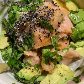 パパッと簡単☆スモークサーモン&アボガド丼